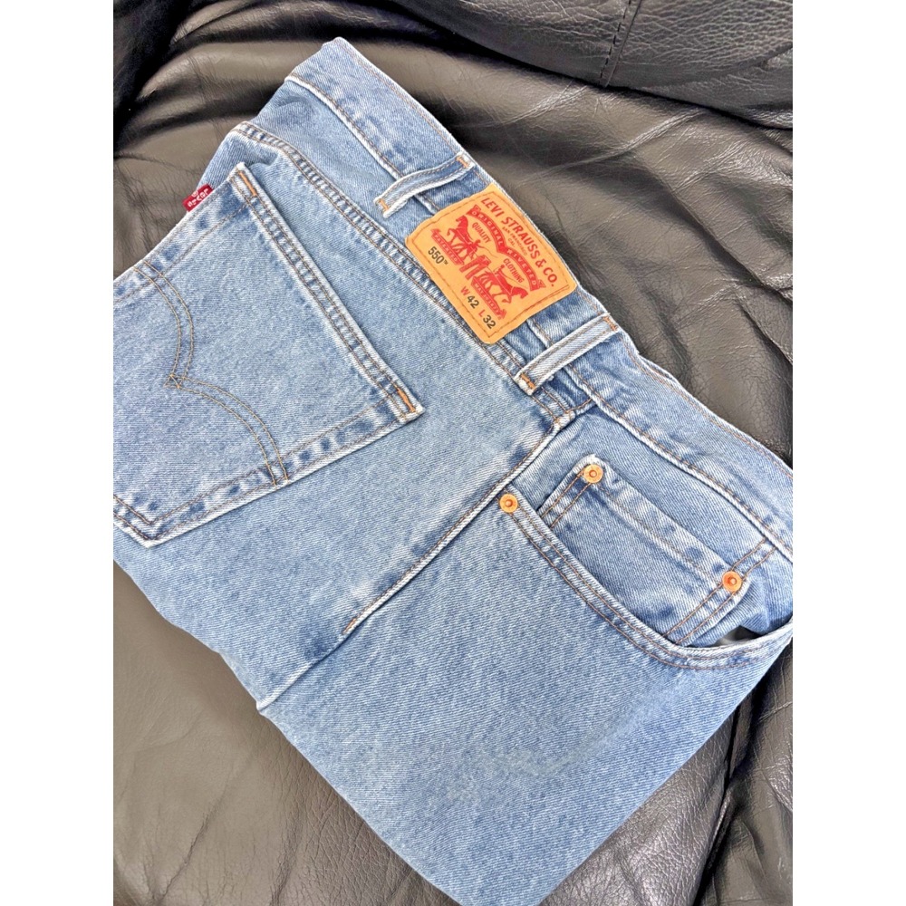 Levis 550 Relaxed Fit Jeans Mens 42x32‎ Light Wash Blue Denim 00550-4834